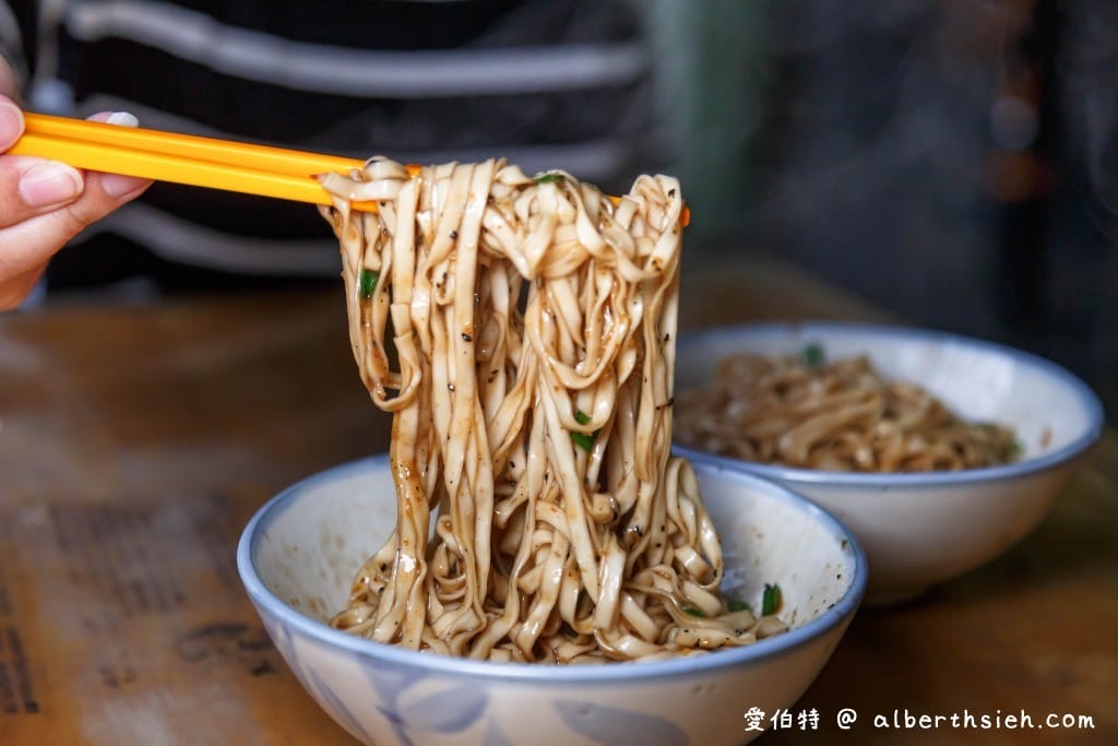 宜蘭頭城美食．阿茂麵攤（五十年老店，有顆粒的古早味黑芝麻麻醬麵好吃）
