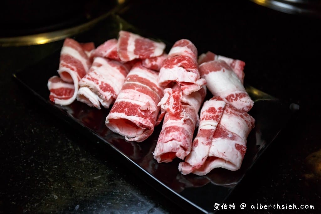 桃園豬對有燒烤吃到飽（一人只要299起，60種以上食材讓你吃粗飽，藝文特區內）