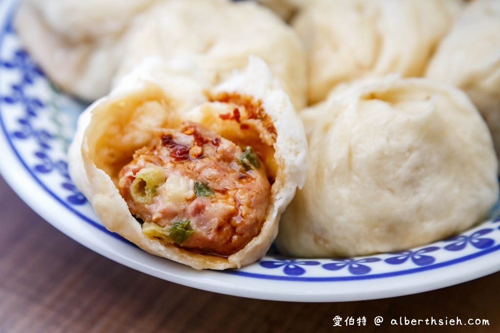 中壢龍岡美食．忠貞祖傳現做小籠包（一籠10顆80元，價錢實惠，人氣排隊名店）
