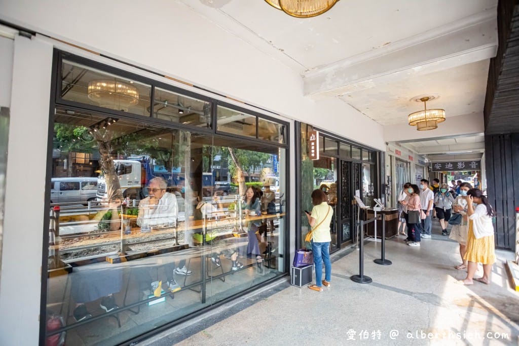 台北興波咖啡華山旗艦店（旅遊雜誌評比世界最棒咖啡館第一名）