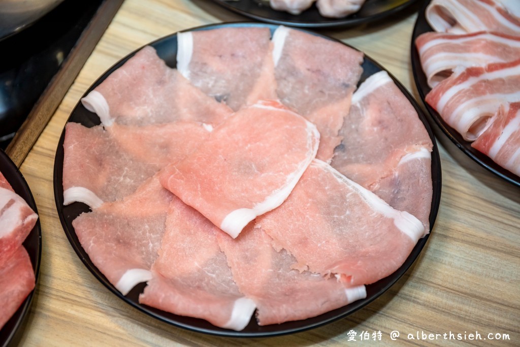 桃園ATT筷食尚美食．三本亭壽喜燒吃到飽（現切肉片鮮嫩美味、湯底鹹甜度剛剛好，399起讓你吃爽爽） @愛伯特