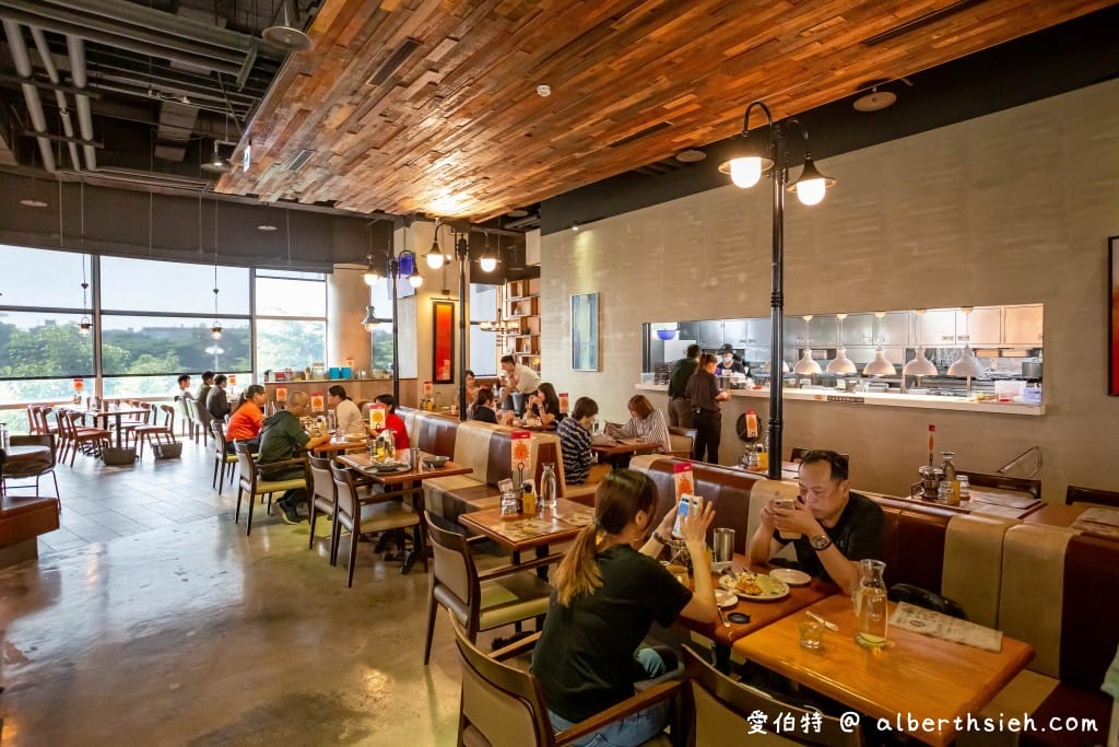 高雄SKM Park美食．貳樓餐廳高雄（坐在木船上用餐，裝潢舒適，餐點有質感）