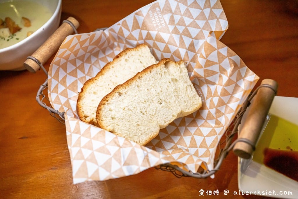 高雄SKM Park美食．貳樓餐廳高雄（坐在木船上用餐，裝潢舒適，餐點有質感）