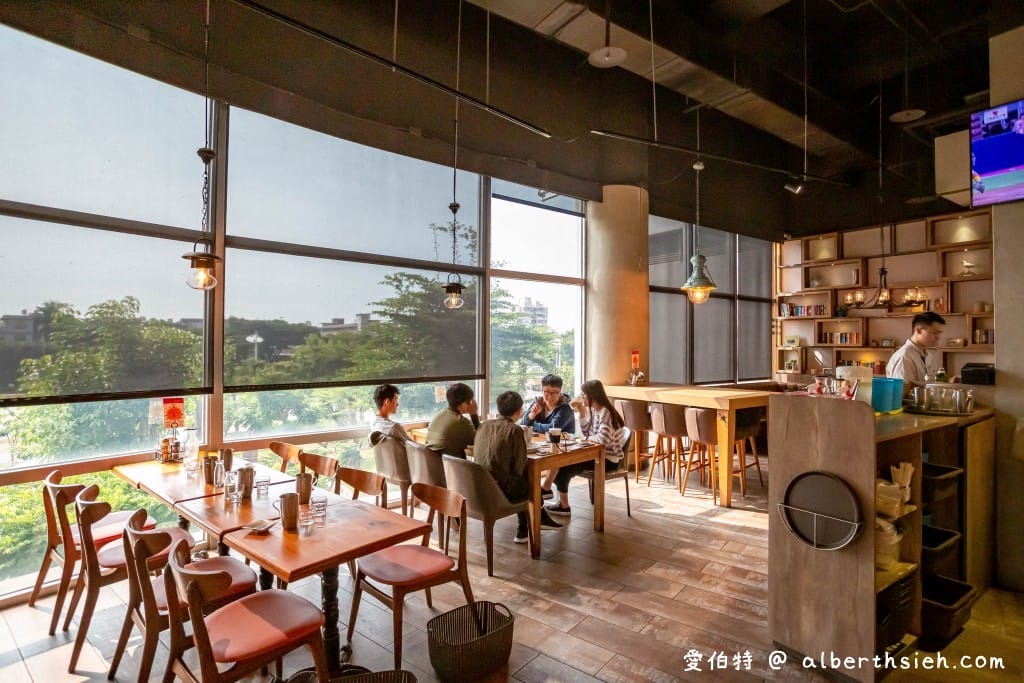高雄SKM Park美食．貳樓餐廳高雄（坐在木船上用餐，裝潢舒適，餐點有質感）