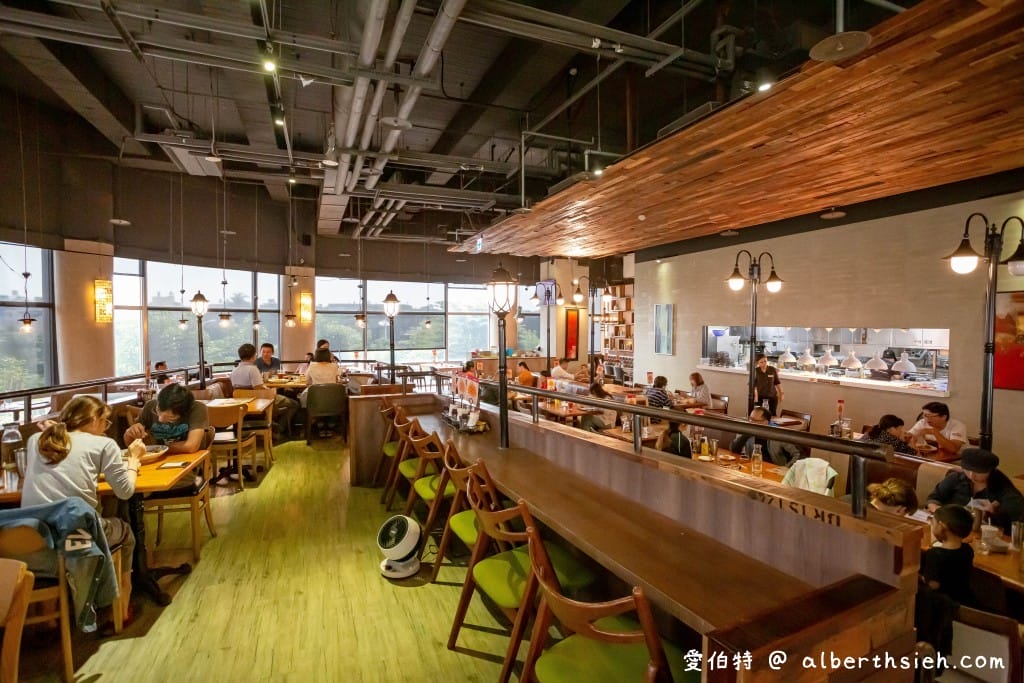 高雄SKM Park美食．貳樓餐廳高雄（坐在木船上用餐，裝潢舒適，餐點有質感）