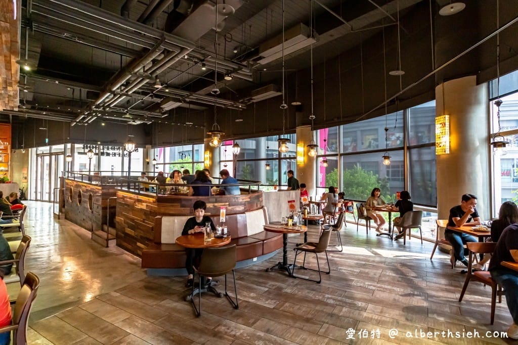 高雄SKM Park美食．貳樓餐廳高雄（坐在木船上用餐，裝潢舒適，餐點有質感）