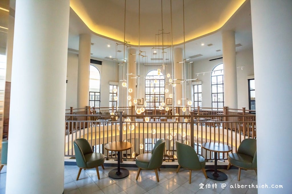星巴克麗寶鐘樓門市．台中后里麗寶OUTLET（全台首間歐式教堂鐘樓造型，挑高17米吧台）