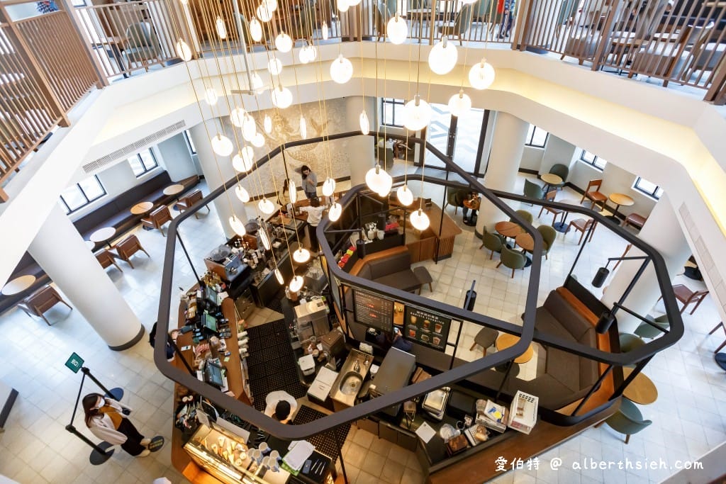 星巴克麗寶鐘樓門市．台中后里麗寶OUTLET（全台首間歐式教堂鐘樓造型，挑高17米吧台）
