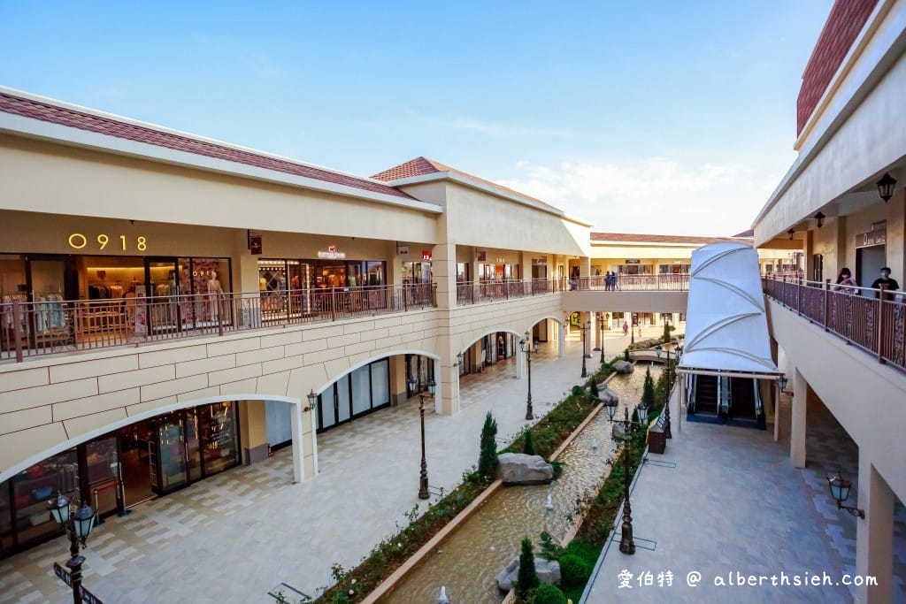 星巴克麗寶鐘樓門市．台中后里麗寶OUTLET（全台首間歐式教堂鐘樓造型，挑高17米吧台）