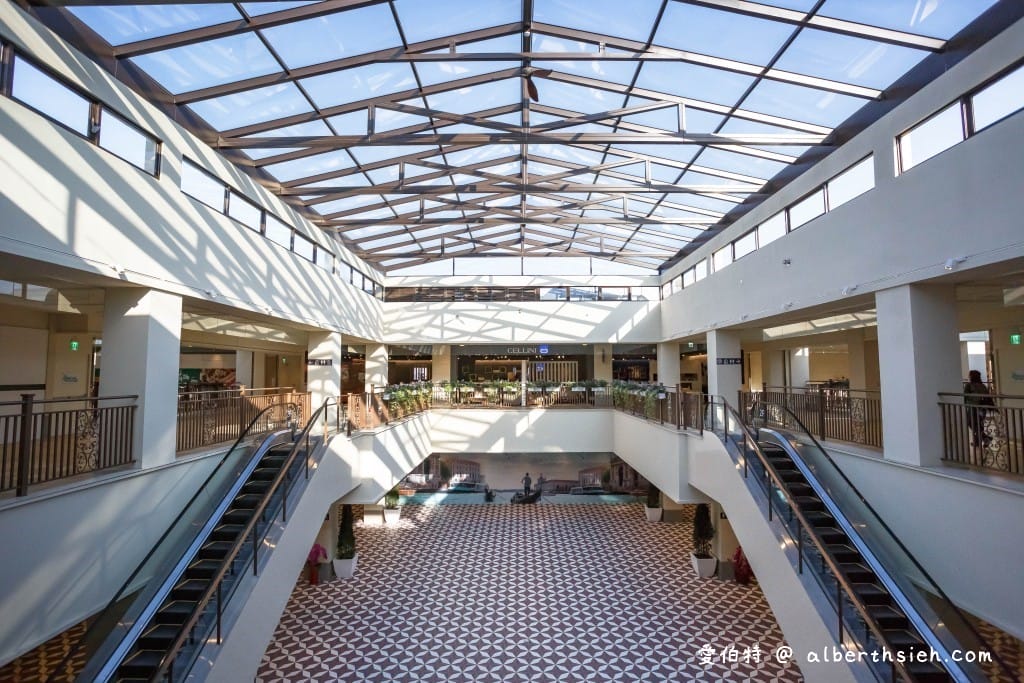 星巴克麗寶鐘樓門市．台中后里麗寶OUTLET（全台首間歐式教堂鐘樓造型，挑高17米吧台）