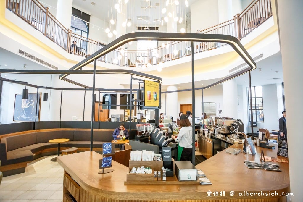 星巴克麗寶鐘樓門市．台中后里麗寶OUTLET（全台首間歐式教堂鐘樓造型，挑高17米吧台）