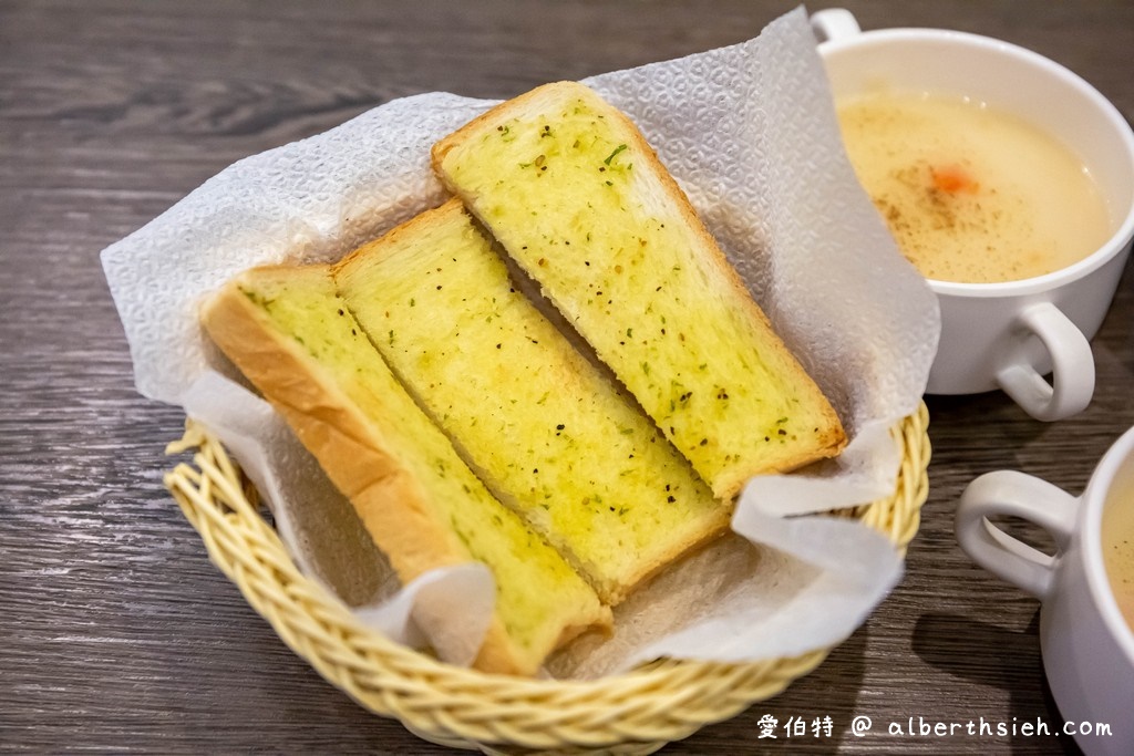 新竹湖口美食．高平屋牛排館（在地40年老字號，特推雙醬鐵板麵，麵多醬夠味） @愛伯特