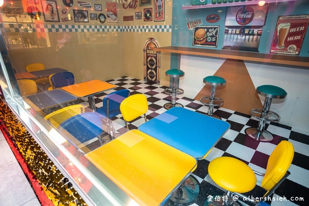 2021牛年過年．華泰名品城華泰唐人街（復古美式搖滾快餐店/老式加油機、古董汽車/霓虹站立招牌）