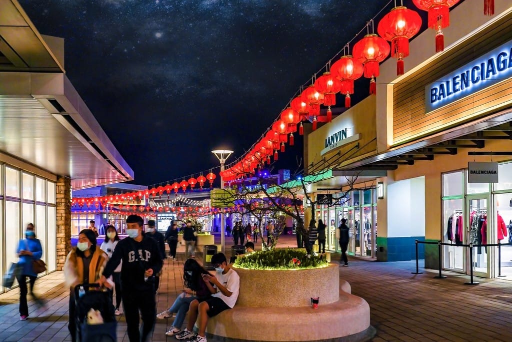 2021牛年過年．華泰名品城華泰唐人街（復古美式搖滾快餐店/老式加油機、古董汽車/霓虹站立招牌）