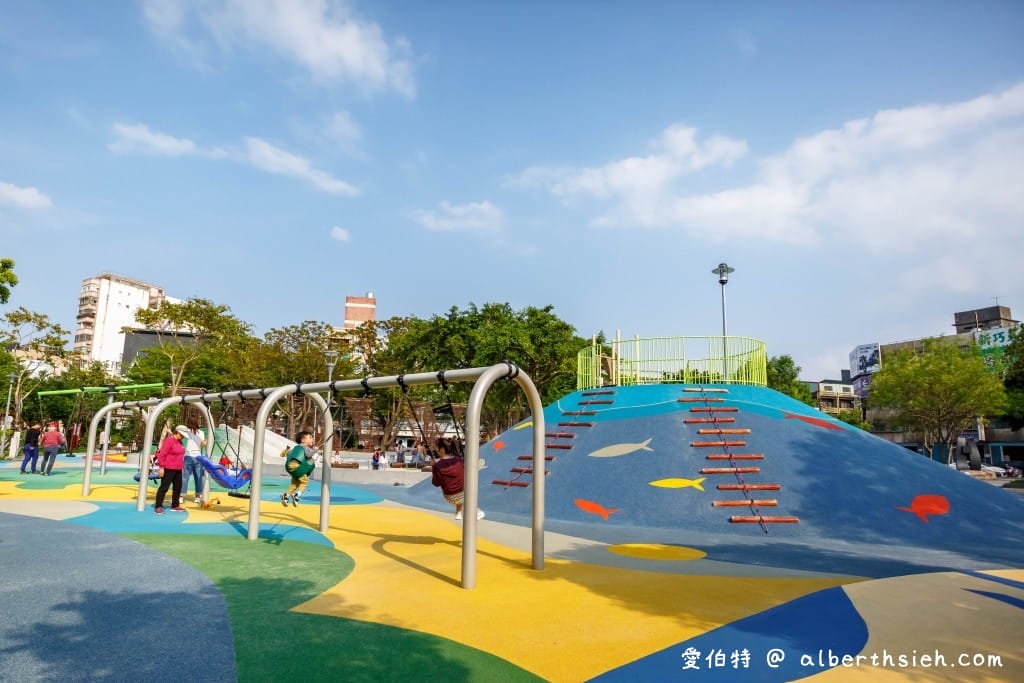 桃園親子景點．平鎮新勢公園共融兒童遊戲場（3公尺海洋主題山丘、沙坑、宇宙旋轉遊戲）