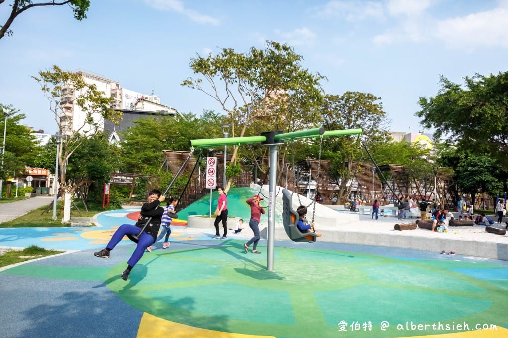 桃園親子景點．平鎮新勢公園共融兒童遊戲場（3公尺海洋主題山丘、沙坑、宇宙旋轉遊戲）