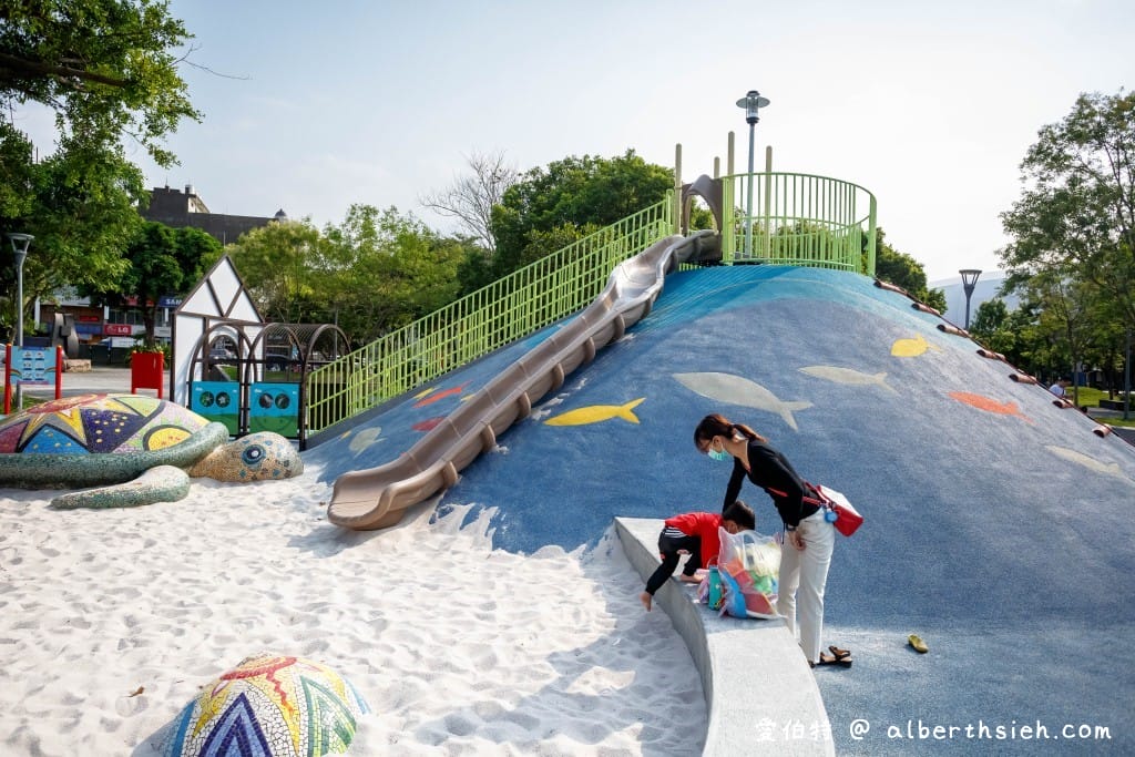 桃園親子景點．平鎮新勢公園共融兒童遊戲場（3公尺海洋主題山丘、沙坑、宇宙旋轉遊戲）