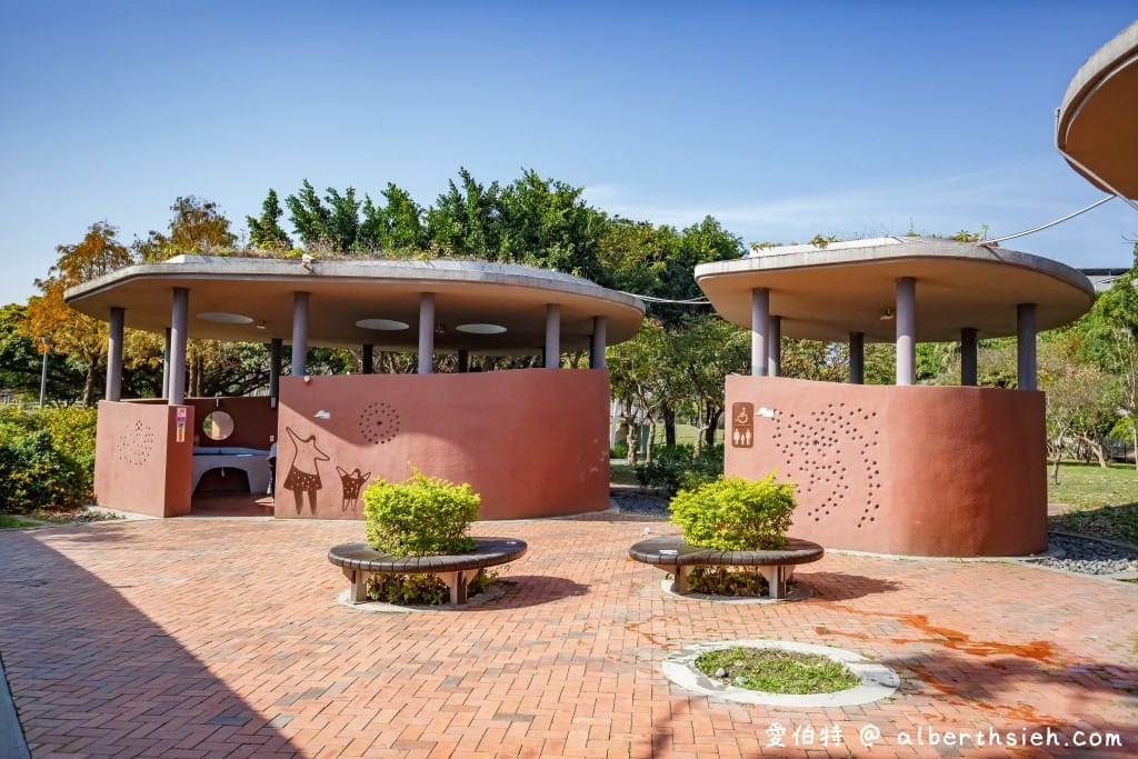 桃園親子景點．平鎮新勢公園共融兒童遊戲場（3公尺海洋主題山丘、沙坑、宇宙旋轉遊戲）