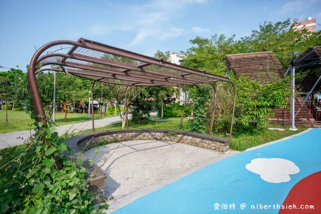桃園親子景點．平鎮新勢公園共融兒童遊戲場（3公尺海洋主題山丘、沙坑、宇宙旋轉遊戲）