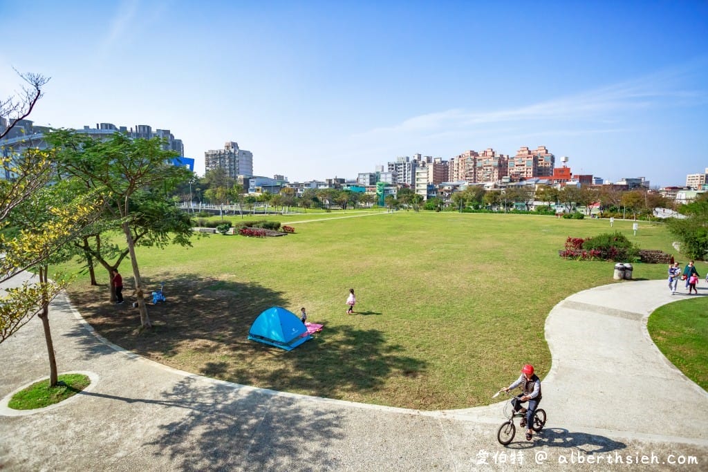 桃園親子景點．平鎮新勢公園共融兒童遊戲場（3公尺海洋主題山丘、沙坑、宇宙旋轉遊戲）