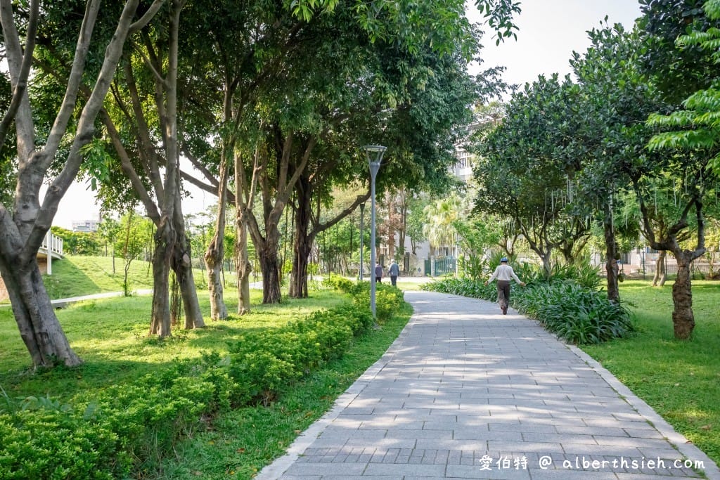 桃園親子景點．平鎮新勢公園共融兒童遊戲場（3公尺海洋主題山丘、沙坑、宇宙旋轉遊戲）