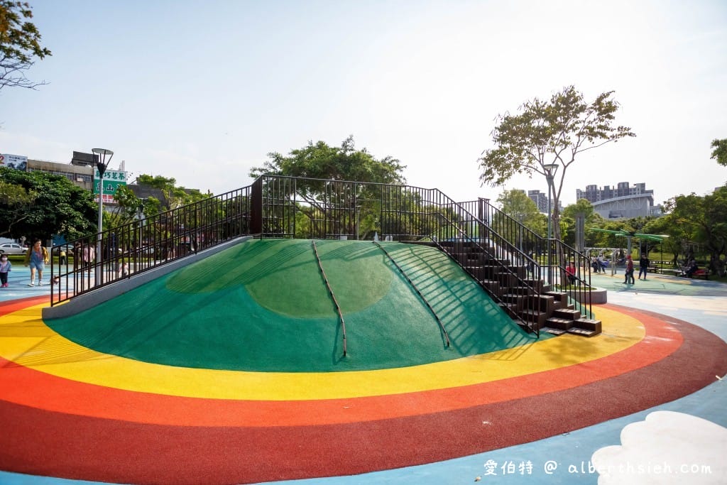 桃園親子景點．平鎮新勢公園共融兒童遊戲場（3公尺海洋主題山丘、沙坑、宇宙旋轉遊戲）