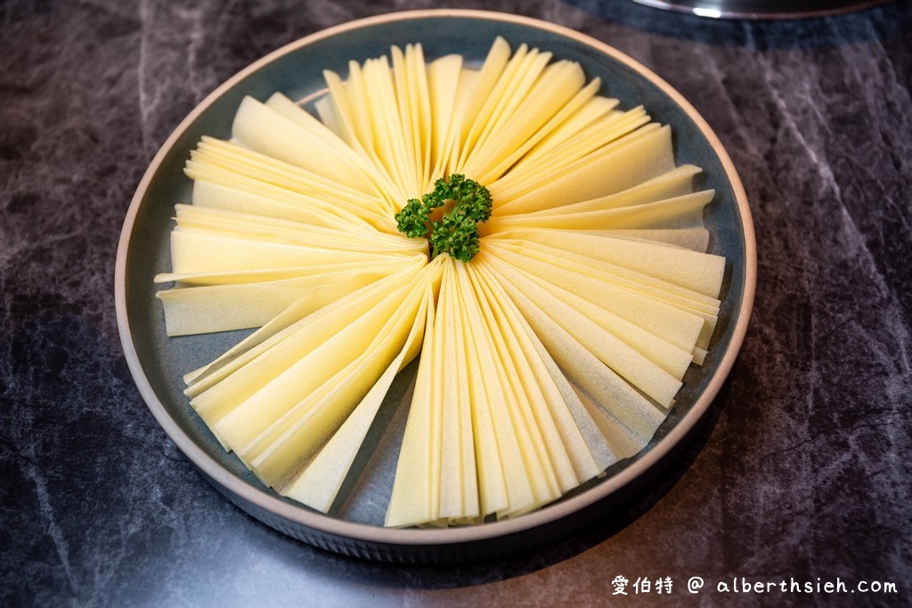 中壢青埔火鍋．怎麻辣（川味湯頭超推，好吃的鴨血隨你續加，浴火酒燒桐德黑豚也是必點） @愛伯特