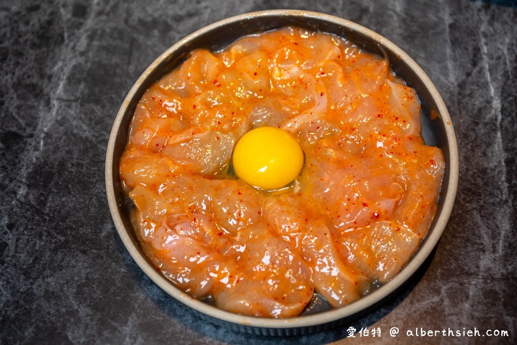 中壢青埔火鍋．怎麻辣（川味湯頭超推，好吃的鴨血隨你續加，浴火酒燒桐德黑豚也是必點） @愛伯特