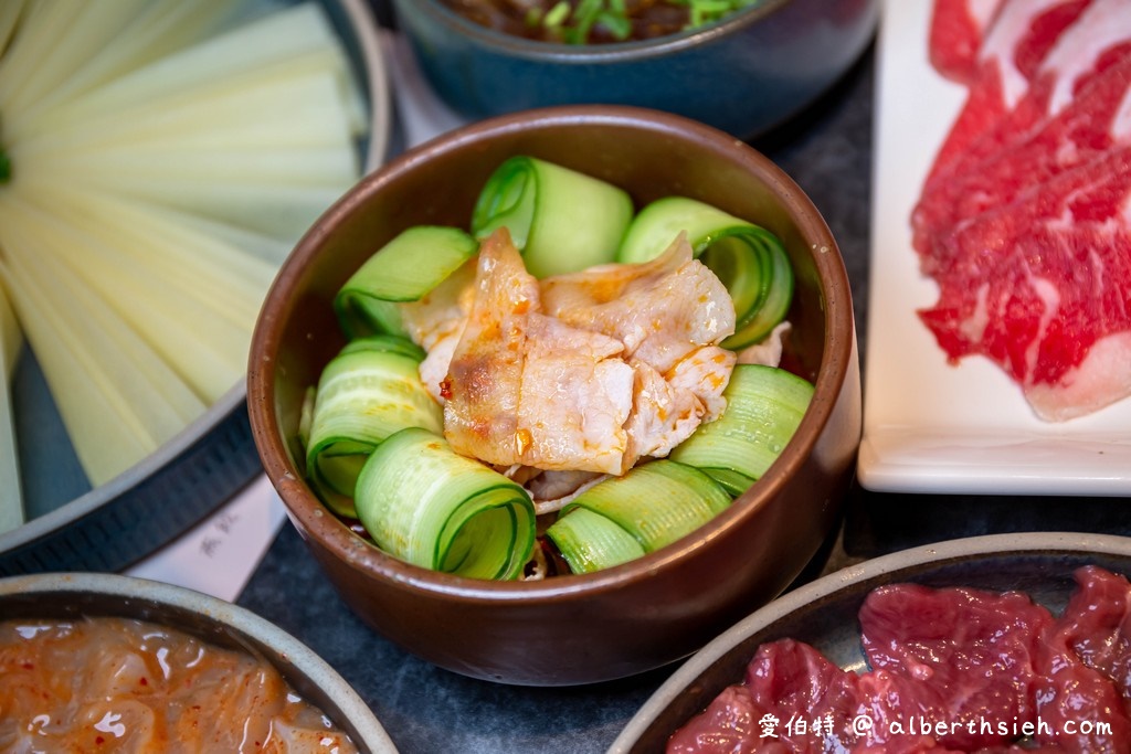 中壢青埔火鍋．怎麻辣（川味湯頭超推，好吃的鴨血隨你續加，浴火酒燒桐德黑豚也是必點） @愛伯特