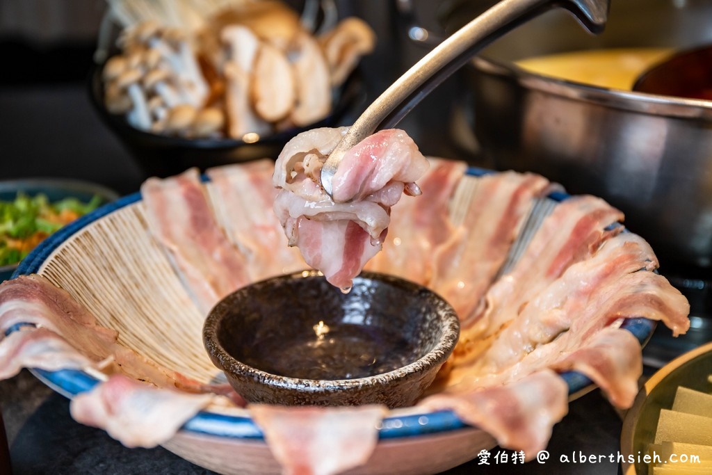 中壢青埔火鍋．怎麻辣（川味湯頭超推，好吃的鴨血隨你續加，浴火酒燒桐德黑豚也是必點） @愛伯特