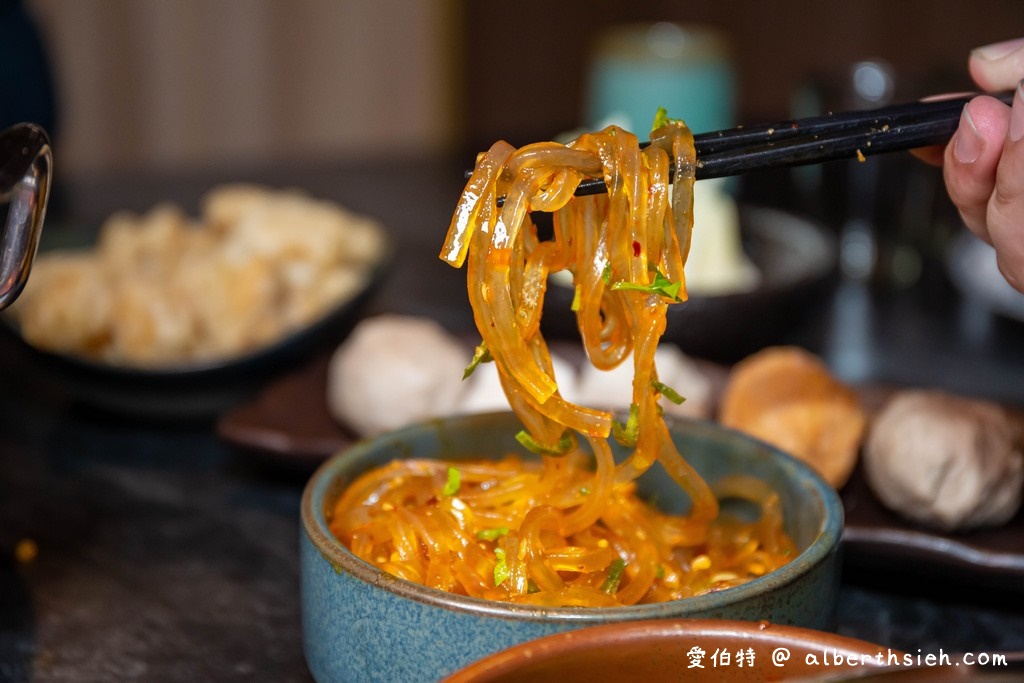 中壢青埔火鍋．怎麻辣（川味湯頭超推，好吃的鴨血隨你續加，浴火酒燒桐德黑豚也是必點） @愛伯特