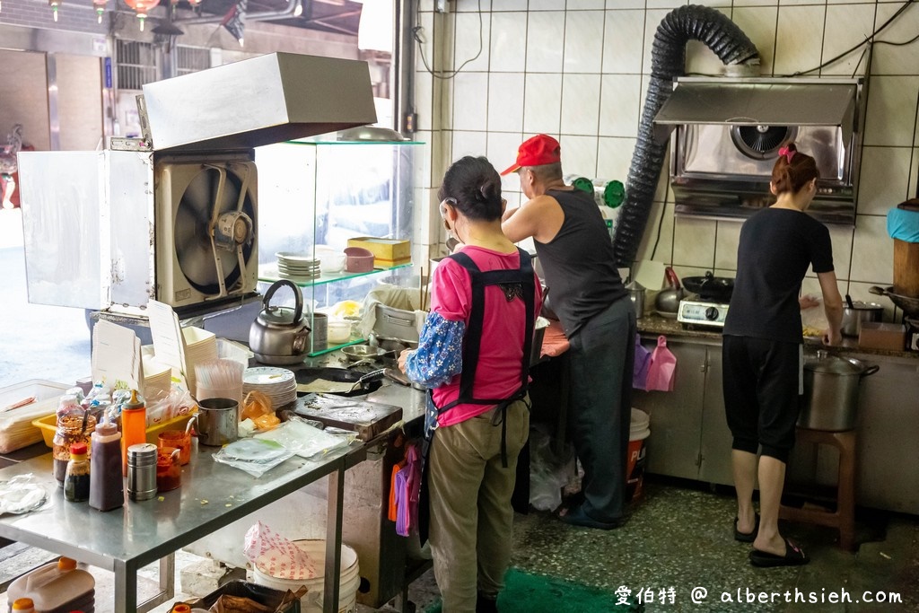 松柏林傳統蛋餅．桃園八德早餐推薦（餐點菜單價格，蘿蔔糕加粉漿蛋餅再淋上辣油超好吃） @愛伯特