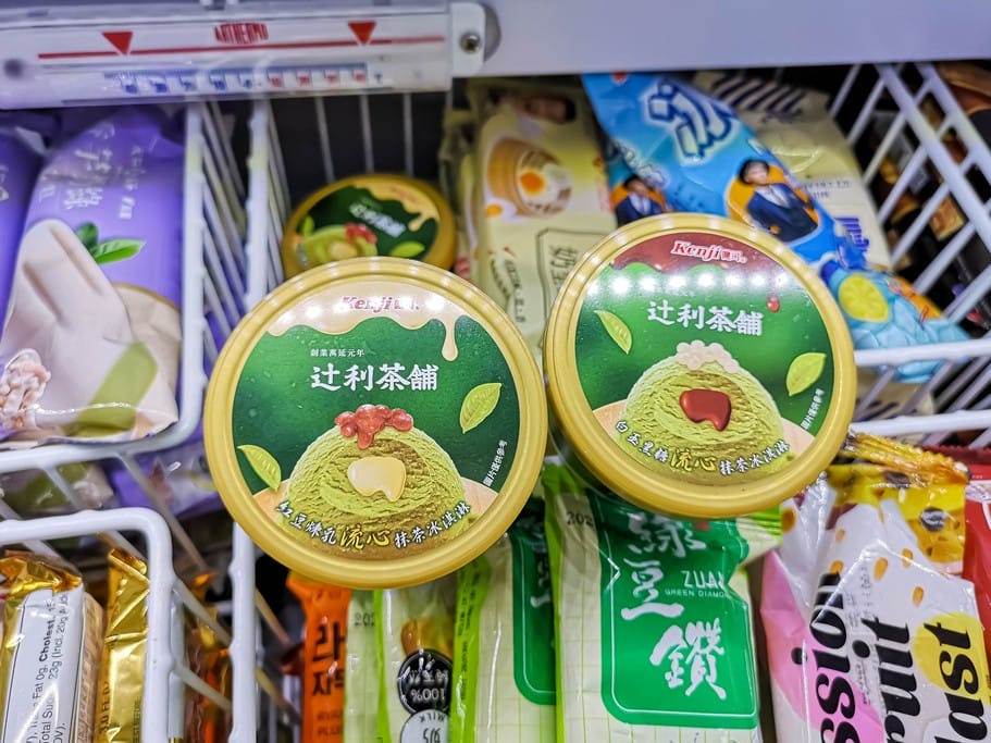 便利商店限定美食．Kenji健司&辻利茶舖（全家辻利抹茶流心冰淇淋/小七辻利抹茶拿鐵）