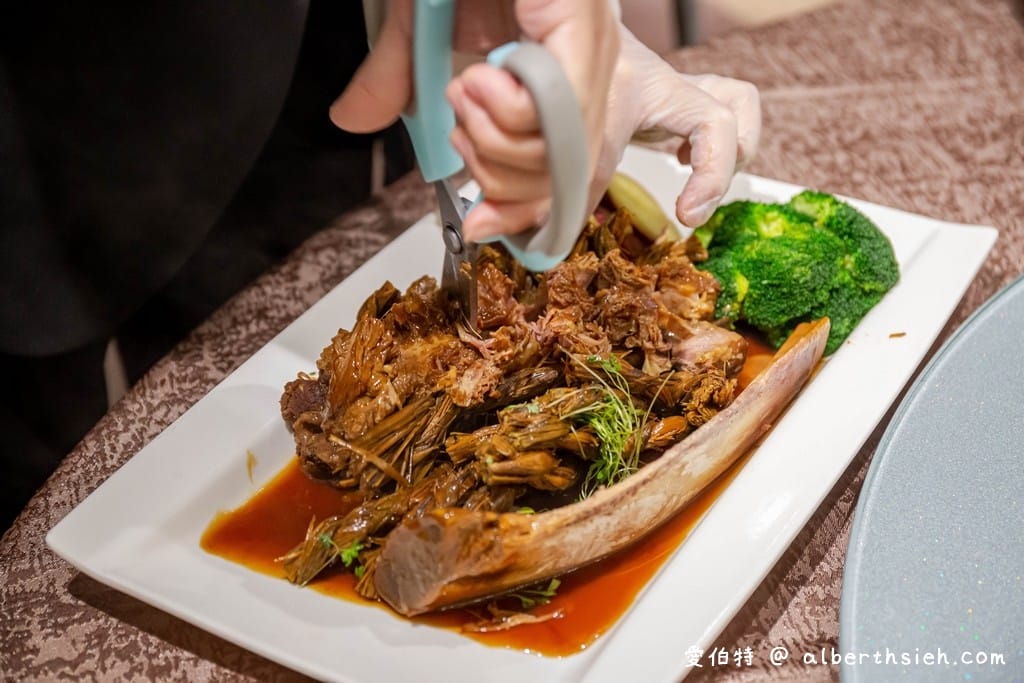 嘉義美食．頤粵軒新悦花園酒店（天鵝千層蘿蔔酥餅，稻草西施牛好吃又好拍）
