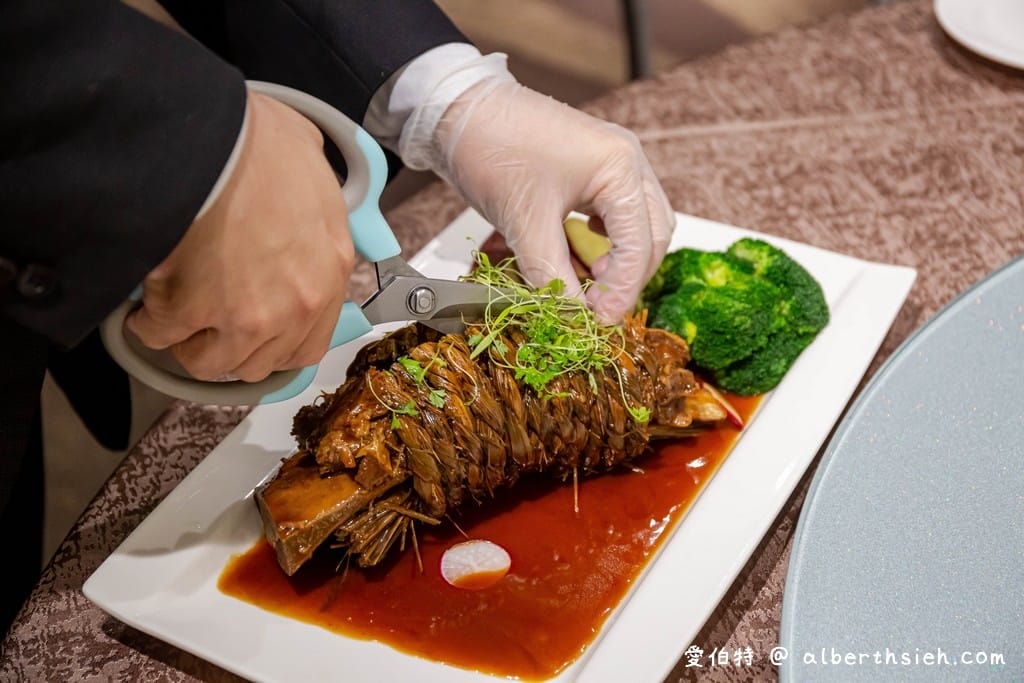 嘉義美食．頤粵軒新悦花園酒店（天鵝千層蘿蔔酥餅，稻草西施牛好吃又好拍）