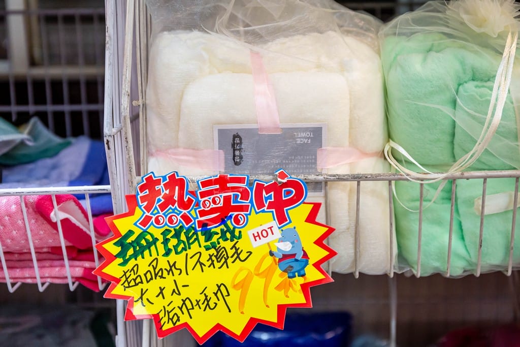 中壢內壢特賣．寢具生活精品特賣會（枕頭兩顆300，韓國不沾鍋150，玻璃保鮮盒50，創意五金39起）