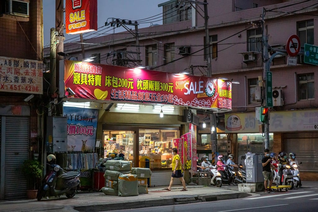 中壢內壢特賣．寢具生活精品特賣會（枕頭兩顆300，韓國不沾鍋150，玻璃保鮮盒50，創意五金39起）