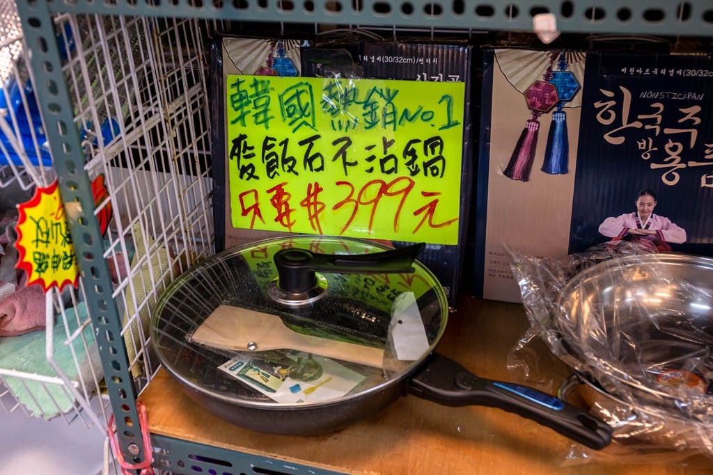 中壢內壢特賣．寢具生活精品特賣會（枕頭兩顆300，韓國不沾鍋150，玻璃保鮮盒50，創意五金39起）