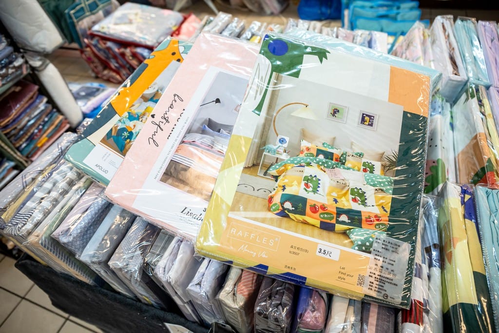 中壢內壢特賣．寢具生活精品特賣會（枕頭兩顆300，韓國不沾鍋150，玻璃保鮮盒50，創意五金39起）