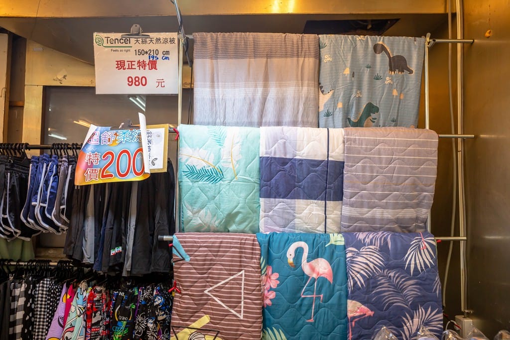 中壢內壢特賣．寢具生活精品特賣會（枕頭兩顆300，韓國不沾鍋150，玻璃保鮮盒50，創意五金39起）