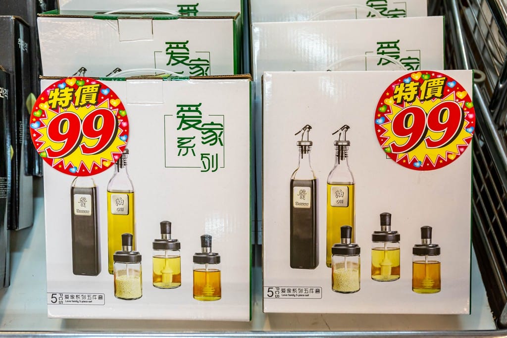 中壢內壢特賣．寢具生活精品特賣會（枕頭兩顆300，韓國不沾鍋150，玻璃保鮮盒50，創意五金39起）