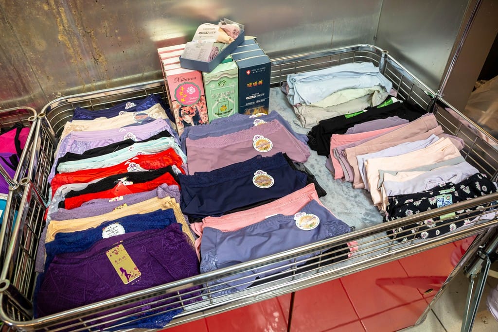 中壢內壢特賣．寢具生活精品特賣會（枕頭兩顆300，韓國不沾鍋150，玻璃保鮮盒50，創意五金39起）