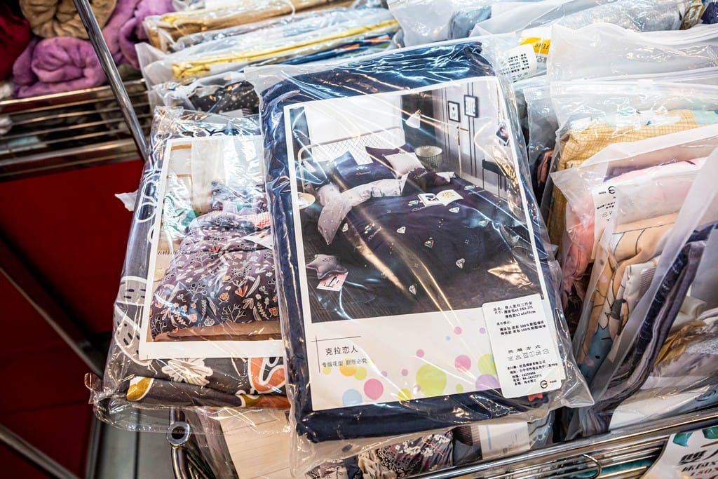 中壢內壢特賣．寢具生活精品特賣會（枕頭兩顆300，韓國不沾鍋150，玻璃保鮮盒50，創意五金39起）