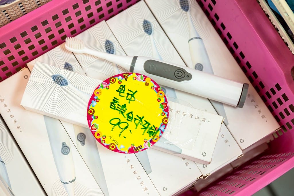 中壢內壢特賣．寢具生活精品特賣會（枕頭兩顆300，韓國不沾鍋150，玻璃保鮮盒50，創意五金39起）