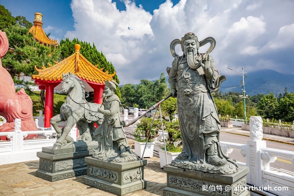 日月潭文武廟．南投關聖帝君廟（氣勢非凡，俯瞰日月潭湖光山色，供奉岳飛孔子月老藥師佛）