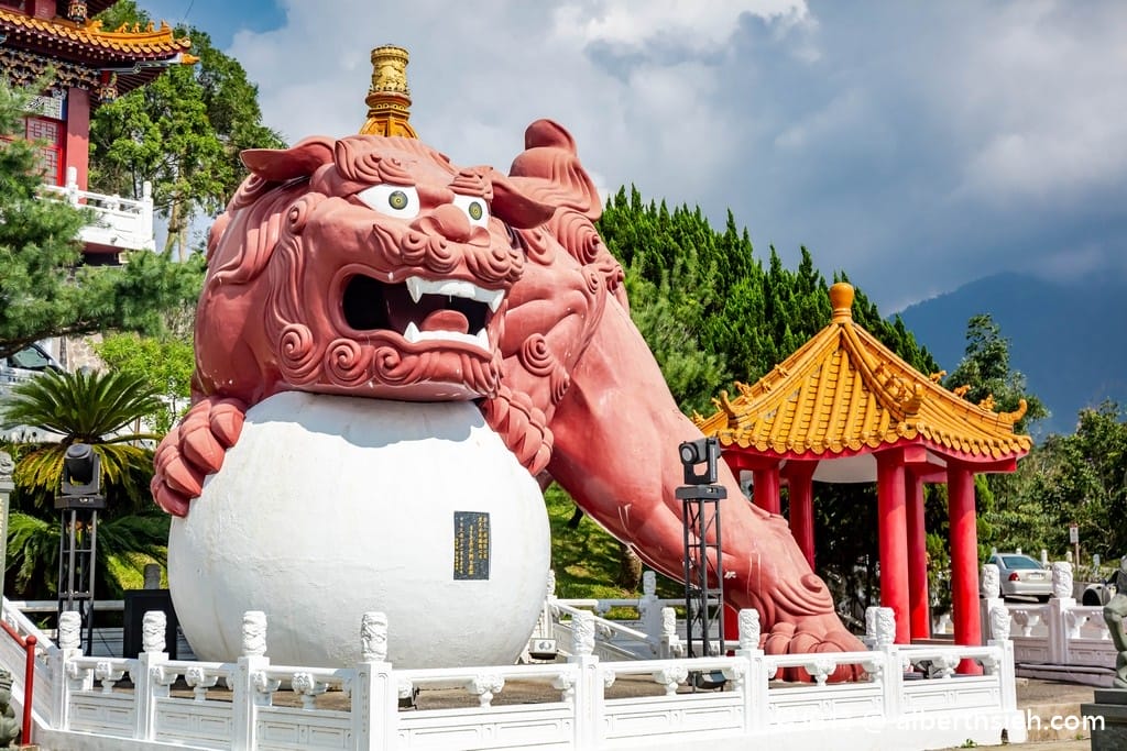 日月潭文武廟．南投關聖帝君廟（氣勢非凡，俯瞰日月潭湖光山色，供奉岳飛孔子月老藥師佛）