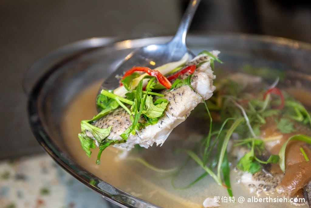 桃園泰式料理吃到飽・太夯泰料理中山店（759起精緻單點吃到飽，50道泰式料理以及70種以上自助吧任你吃）