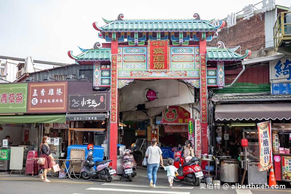 新竹城隍廟美食．香香美食百年老店（蚵仔煎蚵仔的份量多且新鮮，炒米粉肉燥跟蒜泥都很夠味） @愛伯特