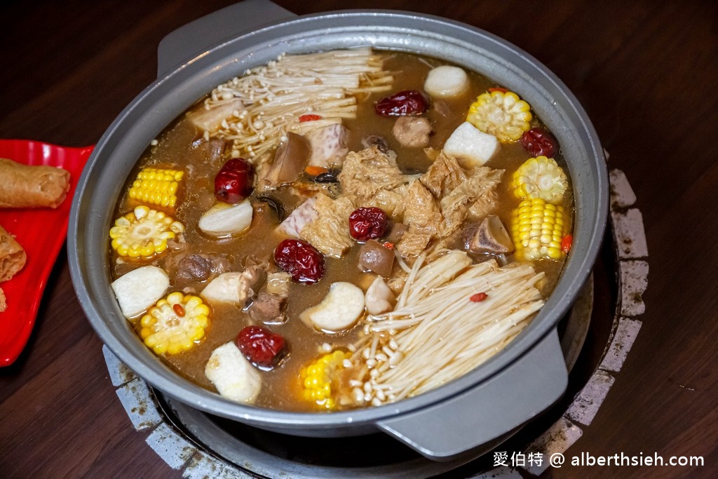 中央西路無名水煎包．（中壢夜市旁外皮微酥，內餡塞滿高麗菜還不錯） @愛伯特