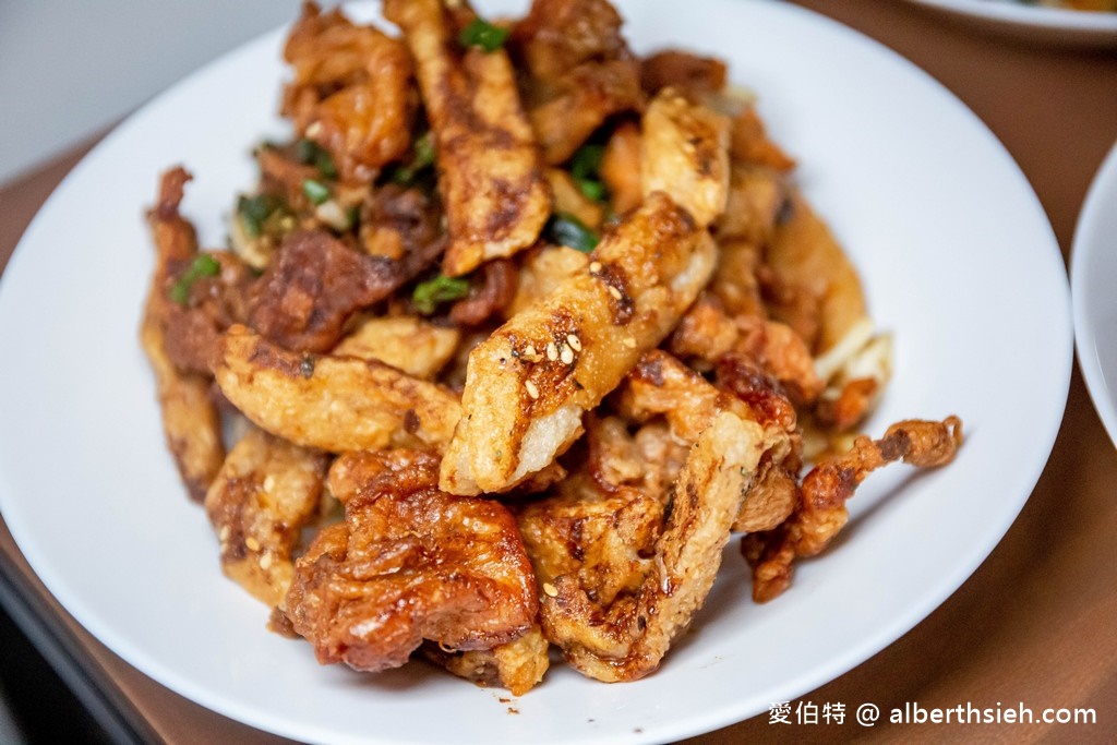 南投魚池日月潭宵夜．麗鳳(品麗)鹽酥雞（獨家沾醬濕式蔥蒜醬，超人氣炸物沒預訂吃不到） @愛伯特